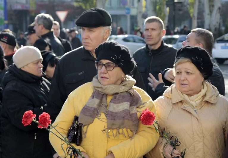 Жители Донецка на церемонии прощания с командиром ополчения ДНР Арсеном Павловым (Моторола) в Донецке Жители Донецка на церемонии прощания с командиром ополчения ДНР Арсеном Павловым (Моторола) в Донецке