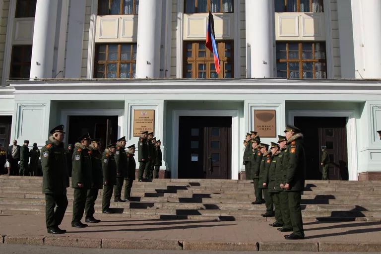 Военнослужащие на церемонии прощания с командиром ополчения ДНР Арсеном Павловым (Моторола) в Донецке Военнослужащие на церемонии прощания с командиром ополчения ДНР Арсеном Павловым (Моторола) в Донецке
