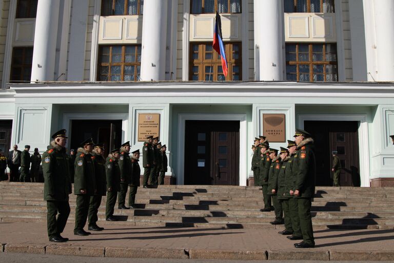 Военнослужащие на церемонии прощания с командиром ополчения ДНР Арсеном Павловым (Моторола) в Донецке