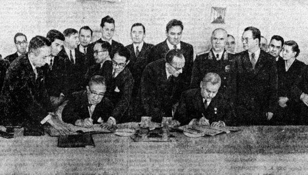 Председатель Совета Министров СССР Николай Александрович Булганин и премьер-министр Японии Итиро Хатояма во время подписания совместной Декларации СССР и Японии. 19 октября 1956 года