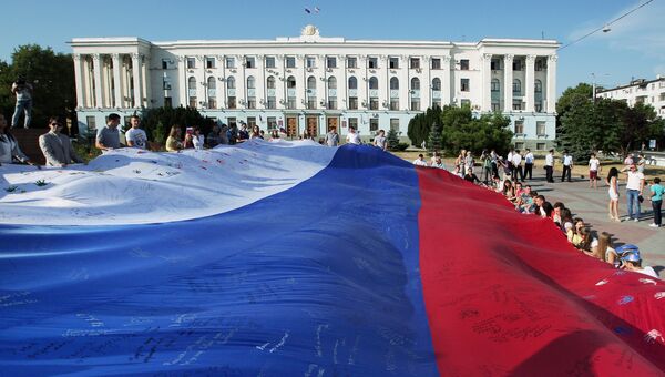 Жители Симферополя во время празднования Дня российского флага. Архивное фото