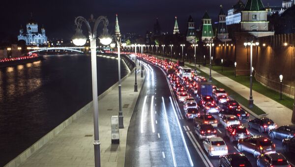 Автомобильное движение на Кремлевской набережной в Москве. Архивное фото