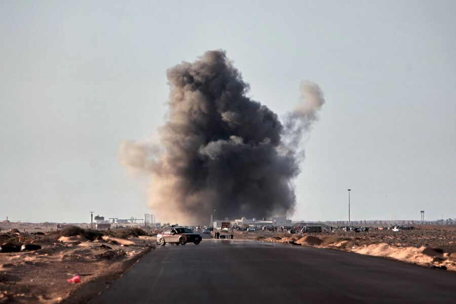 Взрыв ракеты, выпущенной истребителем, в городе Рас-эль-Ануфе. Ливия