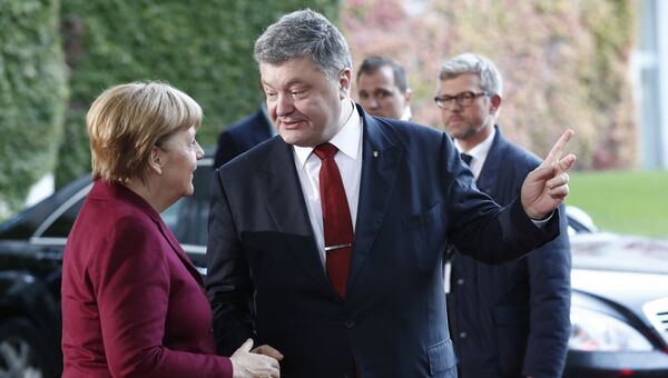 Канцлер Германии Ангела Меркель и президент Украины Петр Порошенко перед ужином Нормандской четверки в Берлине