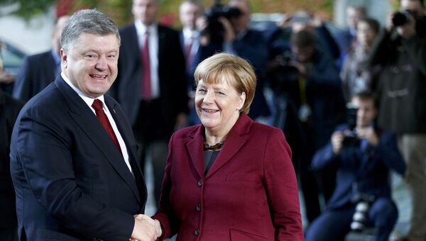 Канцлер Германии Ангела Меркель и президент Украины Петр Порошенко перед ужином Нормандской четверки в Берлине