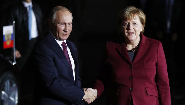 Владимир Путин и Ангела Меркель перед встречей нормандской четверки в Берлине