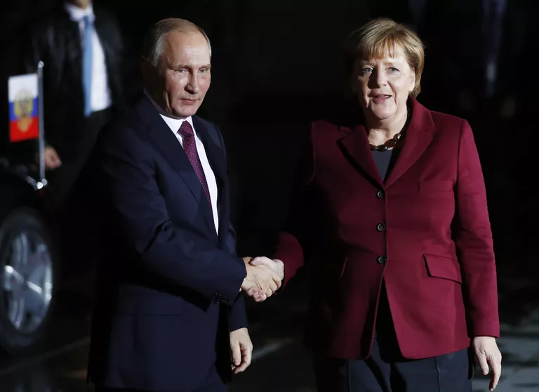 Владимир Путин и Ангела Меркель перед встречей нормандской четверки в Берлине Владимир Путин и Ангела Меркель перед встречей нормандской четверки в Берлине