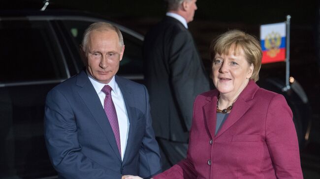 Президент РФ Владимир Путин и канцлер Германии Ангела Меркель у ведомства федерального канцлера Paul-Lobe-Haus перед началом переговоров лидеров стран нормандской четверки