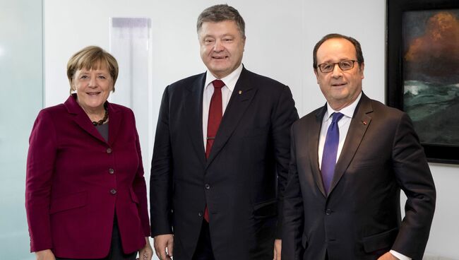 Канцлер Германии Ангела Меркель, президент Украины Петр Порошенко и президент Франции Франсуа Олланд перед началом встречи лидеров стран нормандской четверки в Берлине
