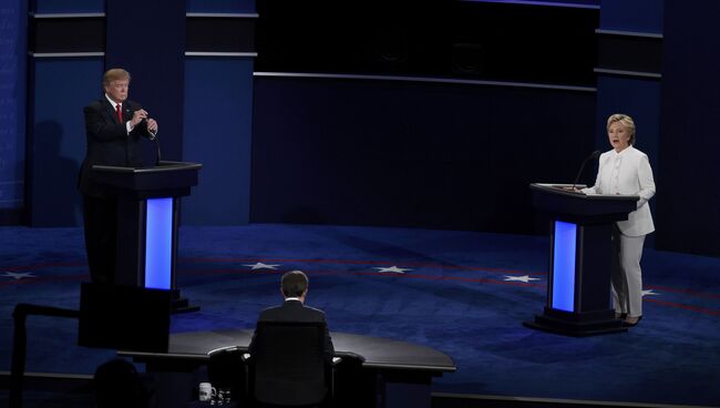 Дональд Трамп и Хиллари Клинтон на третьих теледебатах. 20 октября 2016 год