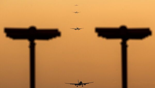 Пассажирские самолеты, заходящие на посадку в аэропорту Хитроу, Великобритания