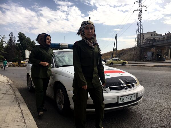 Сотрудницы сирийской полиции у КПП Бустан аль-Каср в Алеппо