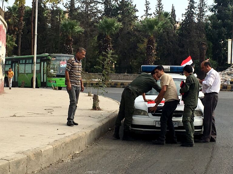 Сотрудники полиции готовятся к выходу мирных граждан и боевиков из восточного Алеппо