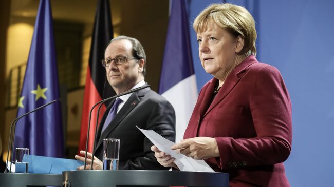 Канцлер Германии Ангела Меркель и президент Франции Франсуа Олланд на пресс-конференции после встречи лидеров стран нормандской четверки в Берлине