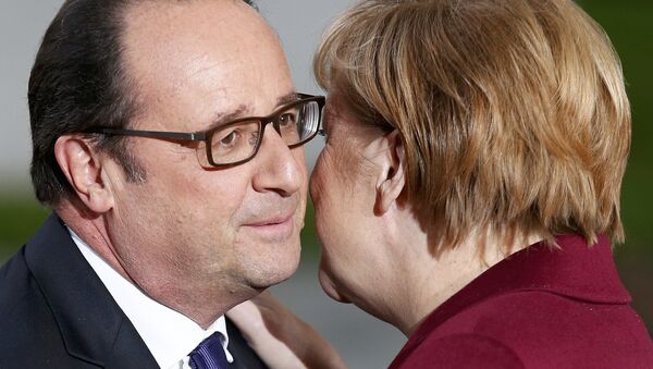 Канцлер Германии Ангела Меркель приветствует президента Франции Франсуа Олланда перед началом встречи лидеров стран нормандской четверки в Берлине