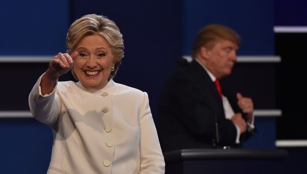 Кандидаты в президенты США Дональд Трамп и Хиллари Клинтон на третьих теледебатах. 19 октября 2016 год