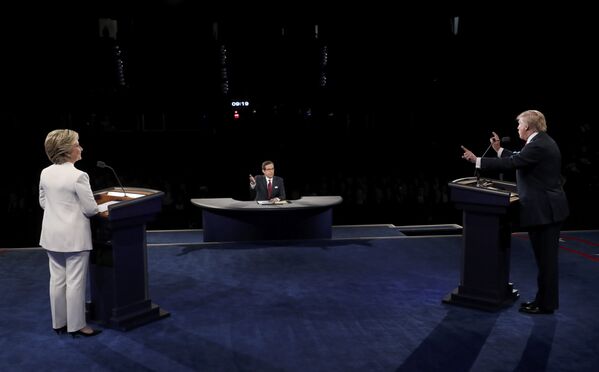 Кандидаты в президенты США Дональд Трамп и Хиллари Клинтон на третьих теледебатах. 19 октября 2016 года