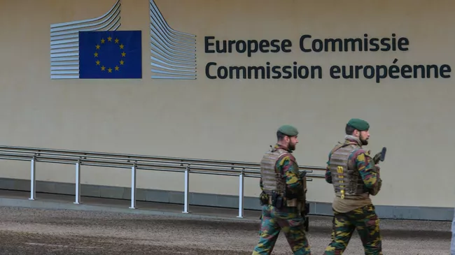 Логотип Евросоюза на здании штаб-квартиры Европейской комиссии в Брюсселе