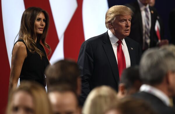 Кандидат в президенты США Дональд Трамп с супругой перед третьими дебатами. 19 октября 2016 года
