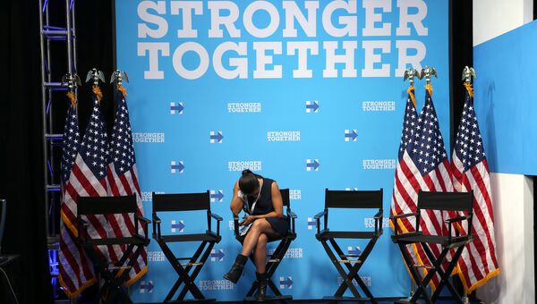 Девушка во время третьих дебатов между Хиллари Клинтон и Дональдом Трампом. 19 октября 2016 года