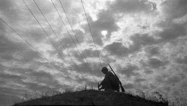 Связист тянет провода полевой армейской связи. 1942 год