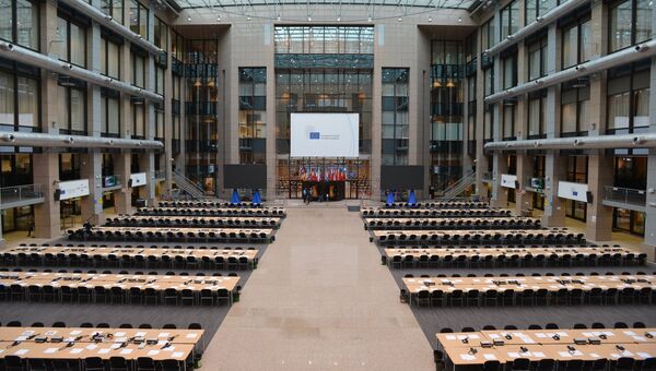 Зал в здании штаб-квартиры Европейской комиссии в Брюсселе. Архивное фото