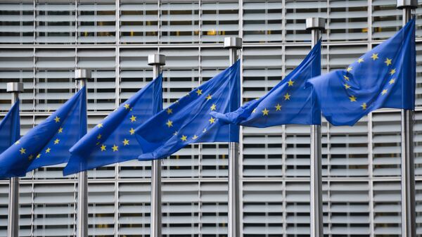 Флаги Евросоюза у здания штаб-квартиры Европейской комиссии в Брюсселе. Архивное фото