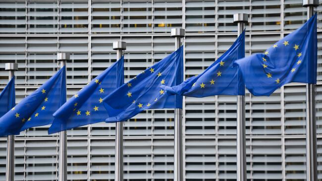 Флаги Евросоюза у здания штаб-квартиры Европейской комиссии в Брюсселе.Архивное фото