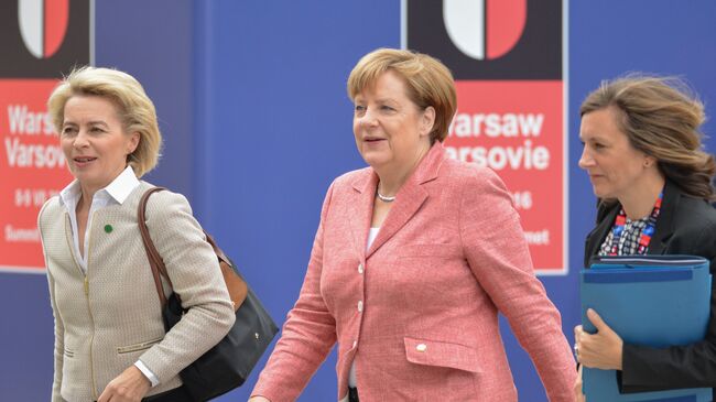 Федеральный канцлер Германии Ангела Меркель (в центре) и министр обороны Германии Урсула фон дер Ляйен (слева)