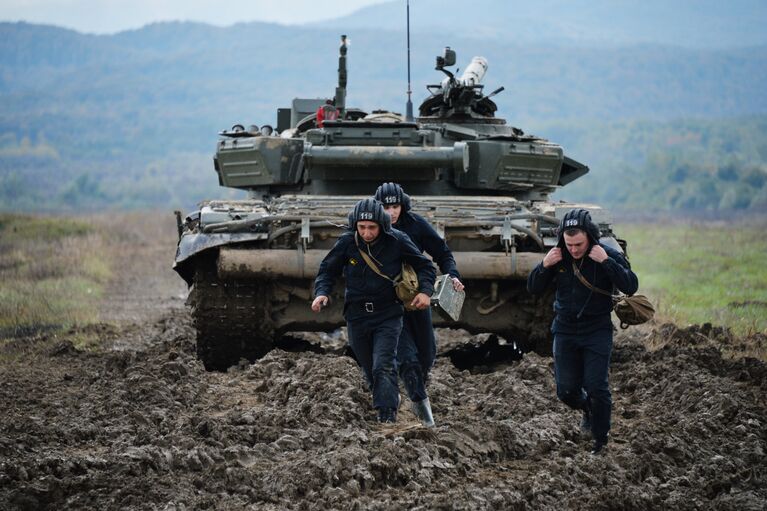 Экипаж танка Т-72Б3 мотострелковой бригады 58-й армии после выполнения контрольных стрельб методом танковой карусели на полигоне Гвардеец в Шалинском районе