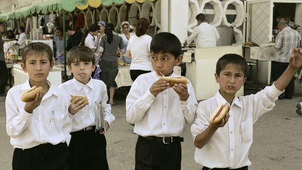 Школьники едят хот-доги