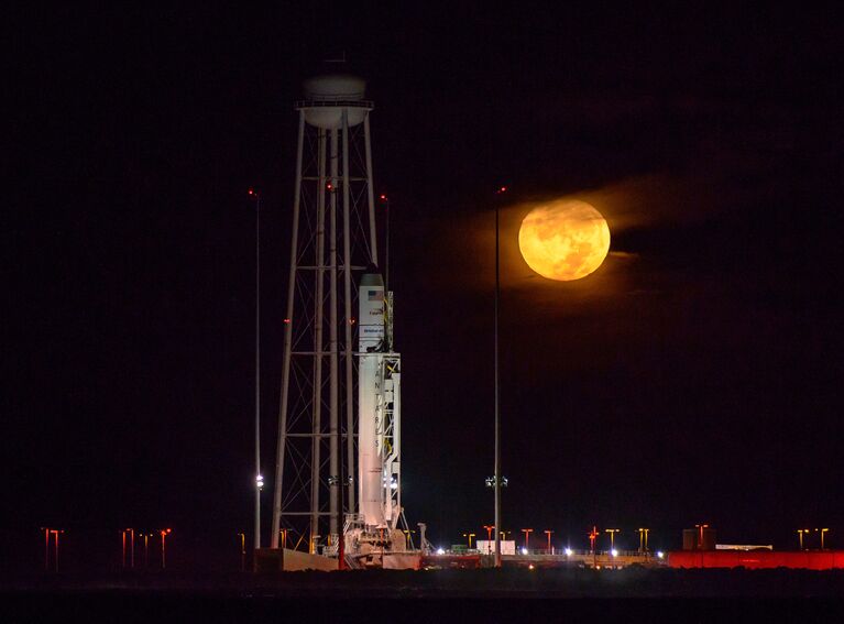 Запуск ракеты-носителя Antares с транспортным грузовым кораблем Cygnus к МКС с космодрома Уоллопс, США