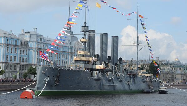 Крейсер Аврора у набережной Невы в Санкт-Петербурге