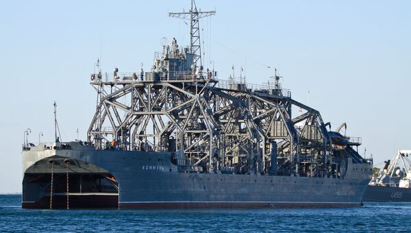Спасательное судно-катамаран Коммуна Черноморского флота РФ в Севастополе