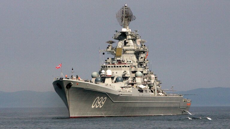 Тяжелый атомный ракетный крейсер Северного флота Петр Великий во Владивостоке