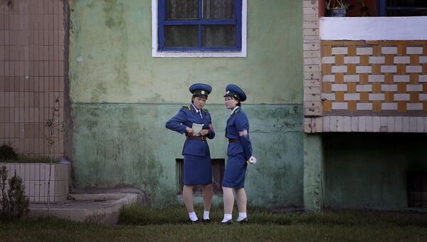 Девушки из дорожной полиции Пхеньяна на улице города