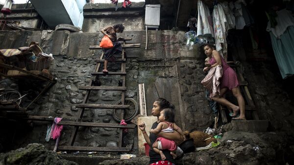 Люди прячутся под мостом от шторма на Филиппинах
