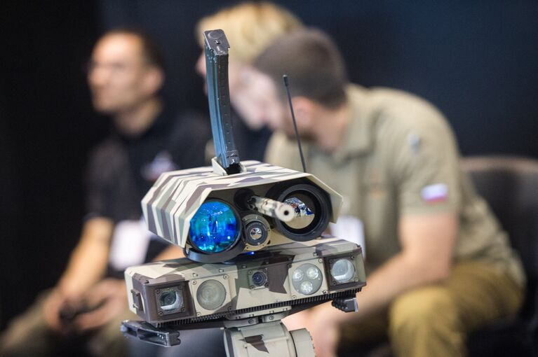 Тактический робот Минирэкс РС1А3 на стенде компании Lobaev Arms на выставке Интерполитех - 2016 в Москве