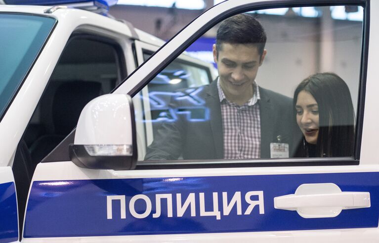 Посетители в павильоне автомобильной компании УАЗ на выставке Интерполитех - 2016 в Москве