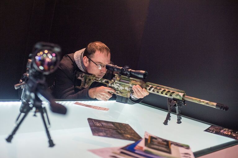 Тактическая снайперская винтовка ДВЛ-10 М2 Урбана на стенде компании Lobaev Arms на выставке Интерполитех - 2016 в Москве