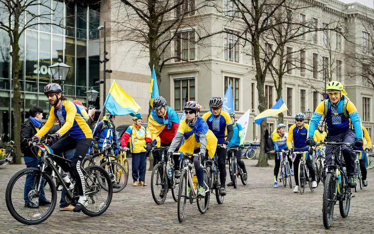 Украинские велосипедисты у здания парламента Нидерландов в Гааге Украинские велосипедисты у здания парламента Нидерландов в Гааге