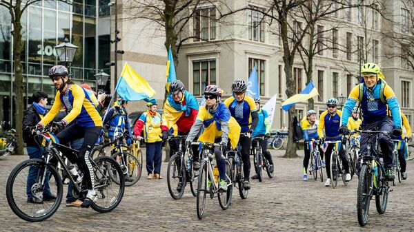 Украинские велосипедисты у здания парламента Нидерландов в Гааге. Архивное фото