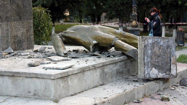 Памятник Ленину сброшенный с постамента неизвестными в Судаке, Крым