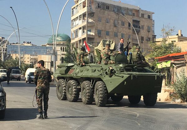 Агитационная бронемашина сирийской армии возле гуманитарного коридора Бустан аль-Каср в восточном Алеппо Агитационная бронемашина сирийской армии возле гуманитарного коридора Бустан аль-Каср в восточном Алеппо