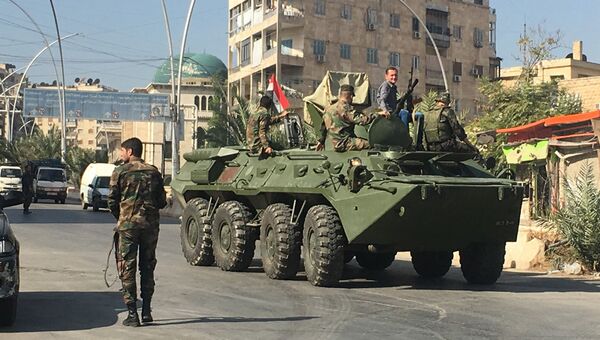 Агитационная бронемашина сирийской армии возле гуманитарного коридора Бустан аль-Каср в восточном Алеппо