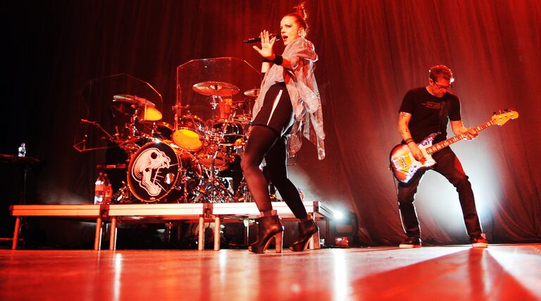 Вокалистка рок-группы Garbage Ширли Мэнсон и гитарист группы Стив Маркерc во время выступления группы с презентацией нового альбома Not Your Kind of People в Москве. 2012 год Вокалистка рок-группы Garbage Ширли Мэнсон и гитарист группы Стив Маркерc во время выступления группы с презентацией нового альбома Not Your Kind of People в Москве. 2012 год