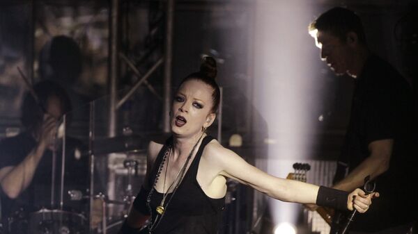 Вокалистка рок-группы Garbage Ширли Мэнсон выступает на сцене клуба MILO | Arena в Казани