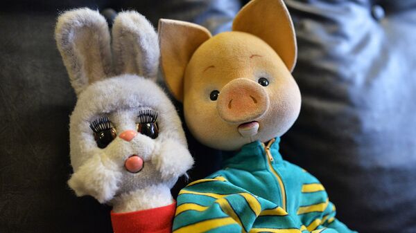Куклы Степашка и Хрюша в костюмерной детской телевизионной передачи Спокойной ночи, малыши! в телецентре Останкино
