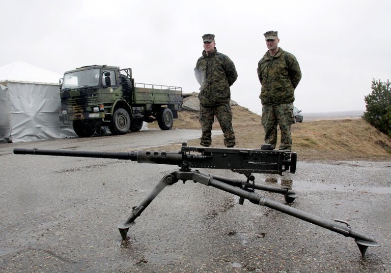 Военнослужащие блока НАТО возле пулемета Браунинг М-2 в Латвии Военнослужащие блока НАТО возле пулемета Браунинг М-2 в Латвии