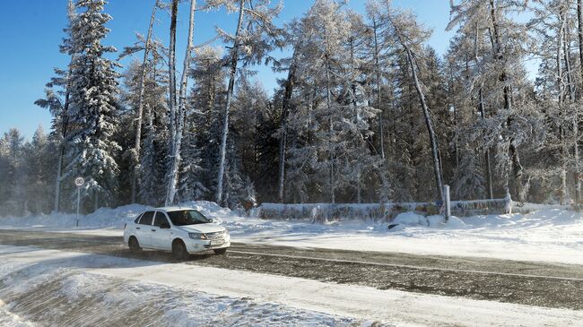 Автомобиль на дороге, архивное фото